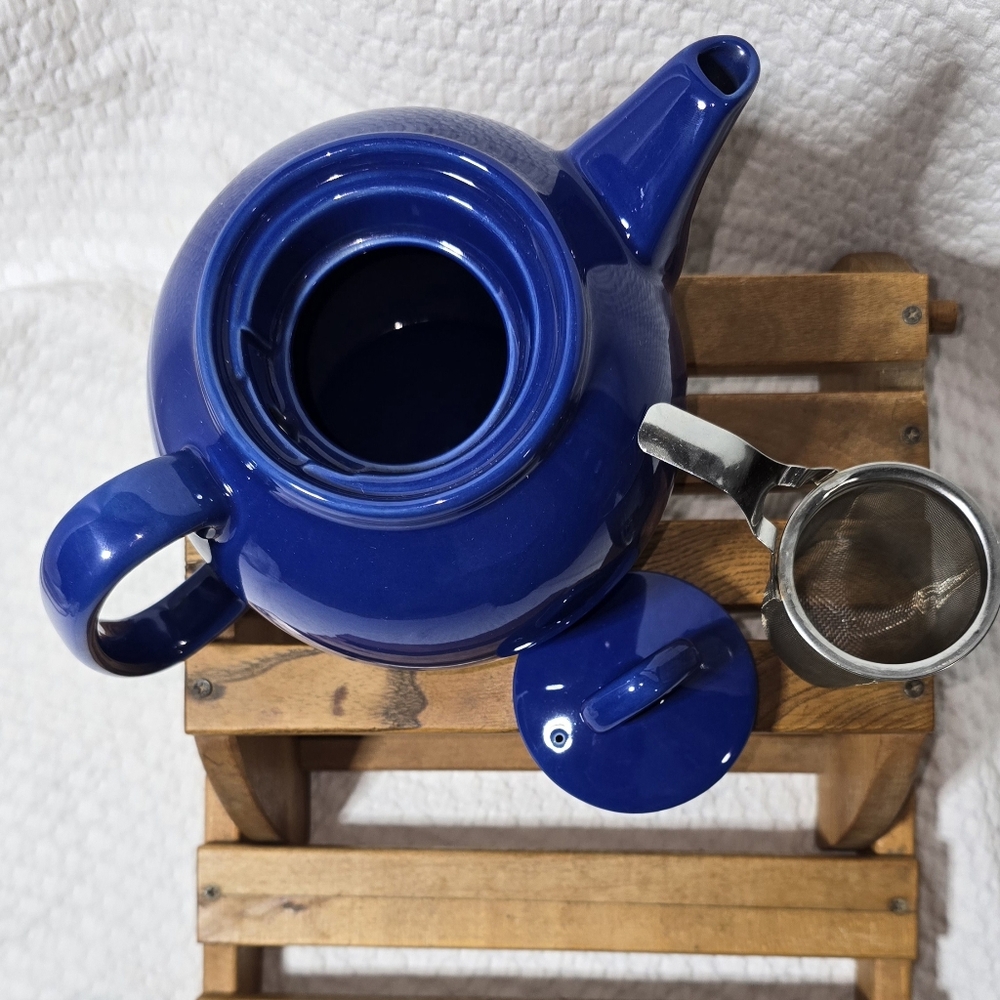 Chantal 1 1/2 qt Tea Pot with stainless steel tea steeper - Picture 4 of 5